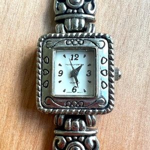 No boundaries ladies silver tone bracelet fashion watch NEW BATTERY